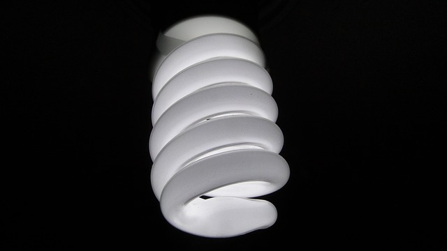 bílá kroucená žárovka