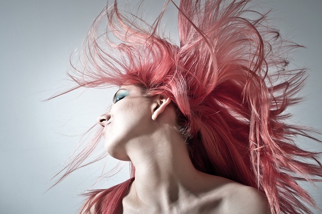 světle růžové vlasy